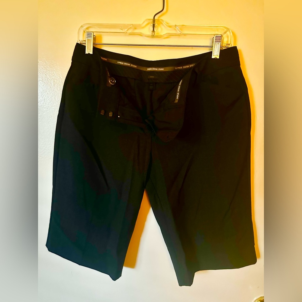 Express Editor slack shorts, dark gray and size 8L. Look excellent with a blazer